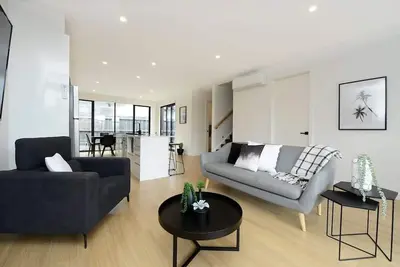 Image de Toast the Townhouse - Modern Townhouse only 200m to beach and shops  - 4pm check out on Sundays*