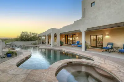 Image de Catalina Breeze – Luxury Living with Heated Pool/Spa and Stunning Mountain Views