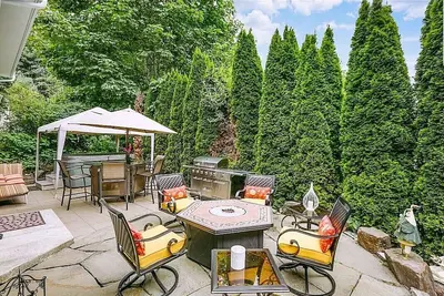 Image de Charming & Cozy Apartment w/ Hot tub patio.