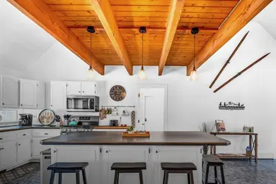 Image de Spacious Secluded w/Firepit, Fireplace, and Gear Rm - Close to Skiing + Village