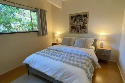 Image de Huge 5 bedroom 3 bath Sweeping Bay Views Home Nestled in Oakland Hills.