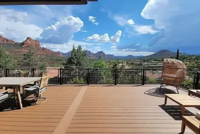 Image de Expansive 270° Red Rock Views, nearby Hiking, Hot Tub, 4-minute walk to uptown!