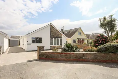 Image de 31 Beach Road, with a garden in Morfa Bychan
