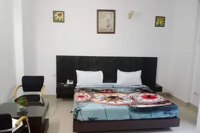 Image de 5 minute walk to Mg Road Metro, bustling area of Gurgaon