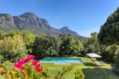 Image de Beautiful Bishopscourt home with mountain views