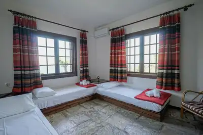 Image de Sonia Rustic Mansion - 5bd. 30 sec walk to beach!