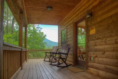 Image de Yonah View Lodge | 2 Br Cabin w/ Spacious Decks, Hot Tub, Fire Pit, Near Helen
