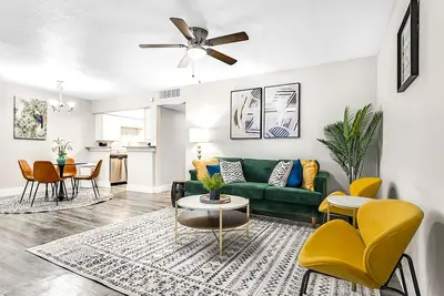 Image de Best Location Downtown | Mins from At&T, Ranger Stadium & Six Flags