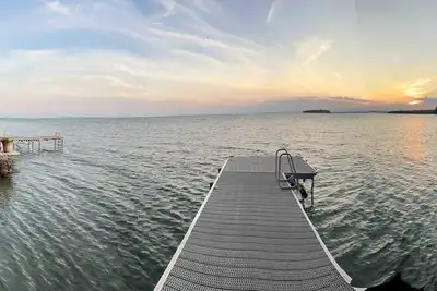 Image de Charming lake front, private beach cottage surrounded by nature