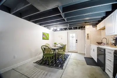 Image de Cloud Nine | Upscale Modern Apartment Huge Yard Pet Friendly!