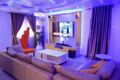 Image de A Cosy 5 bedroom, 2 living-room 2 kitchen and 6 bathroom available for short let