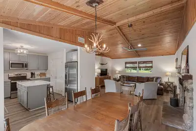 Image de Private Renovated home 1. 5 Miles to downtown Highlands!