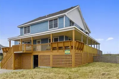 Image de Beautiful and classic Obx oceanfront home in Kdh! Steps from the Avalon Pier.