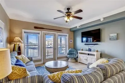 Image de Modern and comfortable condo with community pool! 2 minute walk to the beach!