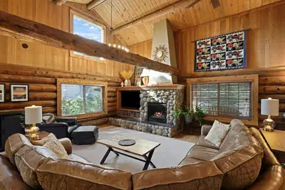 Image de Lodge Vibes in the City - Large Log Home
