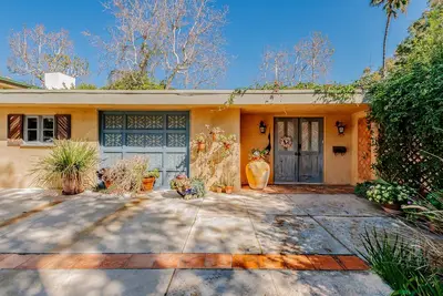 Image de Malibu West w Private Beach Club access, steps from the beach and market