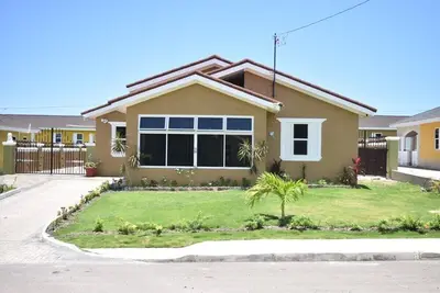 Relax Villa - Perfect Getaway Home -- 5 minutes away from the Ocho Rios, Jamaica