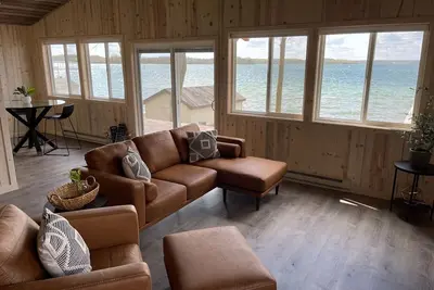 Image de Bright and cozy cottage on beautiful Rose Lake