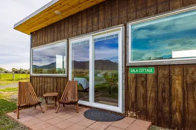 Image de Off-grid tiny home in apple orchard with million-dollar mountain views!