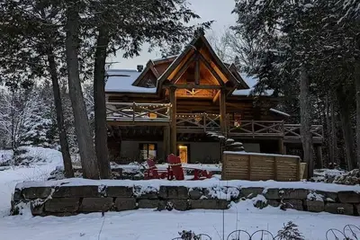 Image de Waterfront Log Cottage with Hot Tub and Sauna