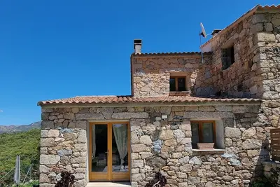Image de Maison en pierre située entre mer et montagne