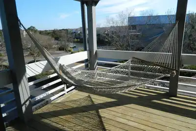 Image de Treetop Living on Seabrook Island. Two screened porches and a deck!