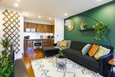 Image de Stunning apartment right in the centre with a keyless system. Parking available