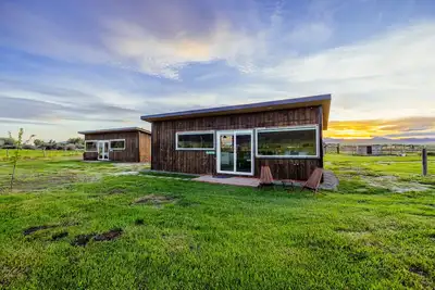 Image de Solar powered farm retreat includes 2 bonus tiny cabins!