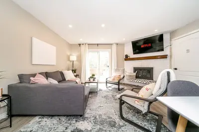 Image de Walking to West Edmonton Mall ★ Netflix Disney+ ★ King Bed