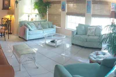 Image de sleeps 8 people / Beach 5 min. / backs on nature park & lake with trails