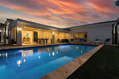 Image de Large Pool, 5 Min to Beach, Close to High Rise Area