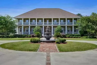 Image de Luxury 7 bedroom mansion with horses, pool, hot tub, pond, swings and fire pit!