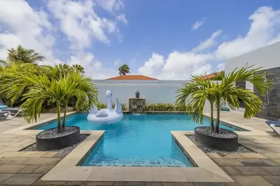 Image de New Modern 4br 4. 5ba w/ Pool & Outdoor Dining