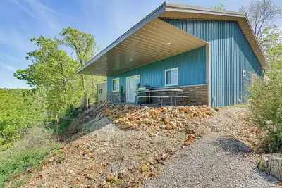 Image de Grill & Fire Pit: ‘Blue Cabin’ Ozarks Getaway!
