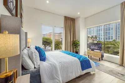 Image de New 2br Condo in  of Palm Beach! Walk 2 Beach!