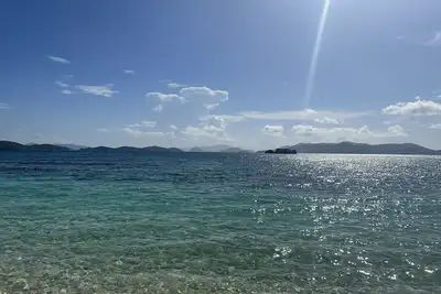 Image de 1 bedroom Crystal Cove condo on Sapphire Beach. Gated community, private beach.