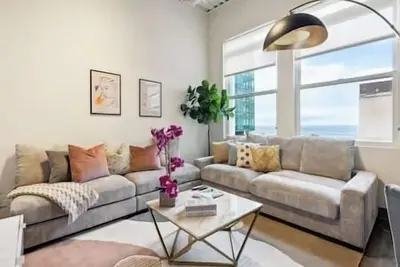 Image de Downtown 3bd Penthouse| Lake Mich Views +gym