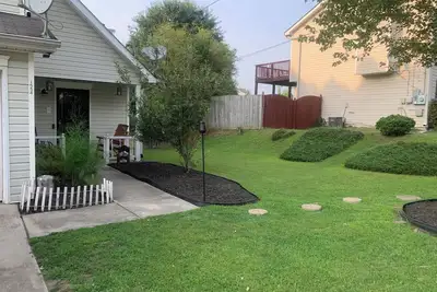 Image de Enchanting Cottage Home nearby Airport