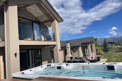 Image de Spacious private estate with swim spa and amazing mountain views