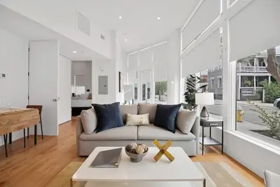 Image de 1-Bedroom Suite: Bright and Spacious with Full Kitchen & Onsite Parking