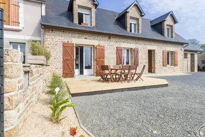 Image de Maison spacieuse avec cheminée et terrasse à Lolif, idéale pour familles