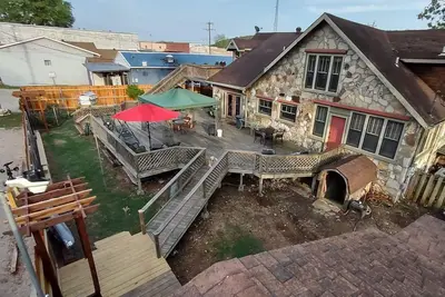 Image de Historic Stonehouse on Main St. Walking distance to shops, restaurant the River.