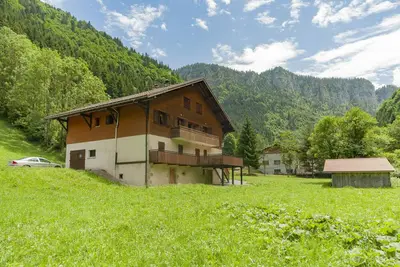 Image de Grand appartement proche du Grand Bornand, avec vue sur les montagnes et jardin.