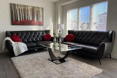 Image de Luxurious 3 bedroom Townhouse with free parking