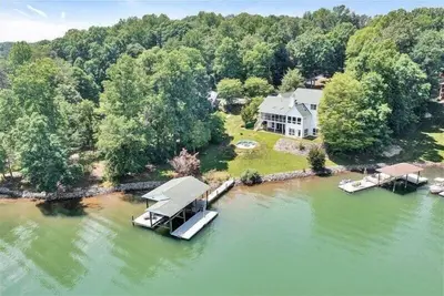 Image de 4 Bedrooms, 1 Flex Room, 3½ Bathrooms! Pet Friendly! Many Recent Updates! Sits Close to the Water!