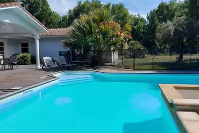 Image de Grande Villa, piscine, jardin boisé, proche lacs et océan. Idéal pour familles.