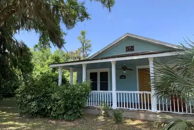 Image de Sea captain's home near the marsh and minutes to downtown Darien. Pet-friendly!