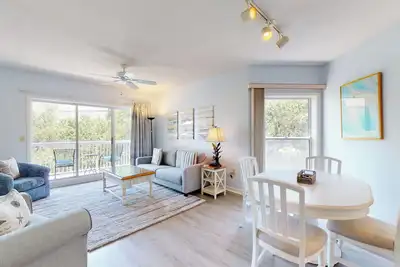 Image de Quaint One Bedroom Condominium Steps from the Beach!