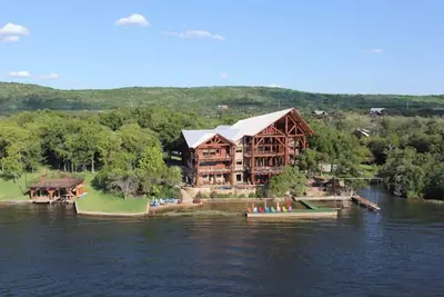 Image de Big Timber Lodge: Your Ultimate Lakeside Escape!