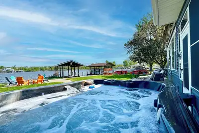 Image de Waterfront Cabin with Hot Tub, Outside Bar & Private Dock!